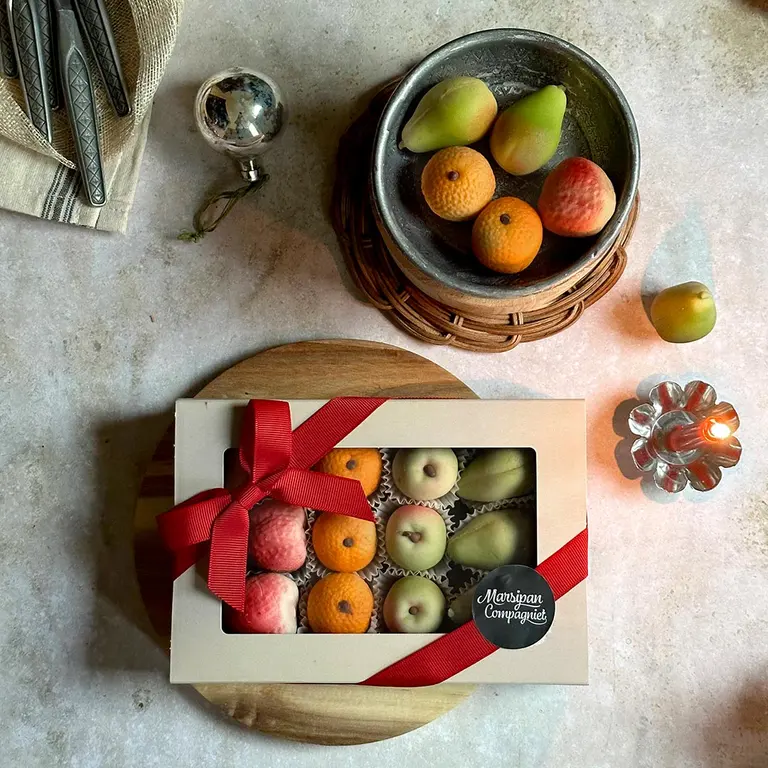 Marsipanfrukt i eske med gavebånd
