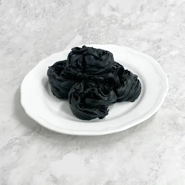 Färsk fettuccine pasta, svart