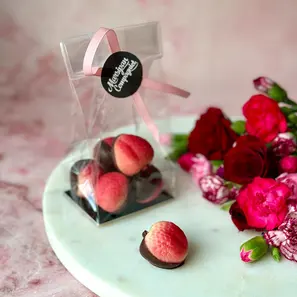 Marsipanjordbær med Valrhonasjokolade