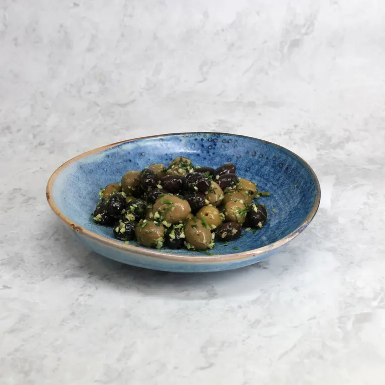 Grekiska oliver med vitlök och persilja