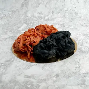 Färsk fettucine pasta, orange & svart