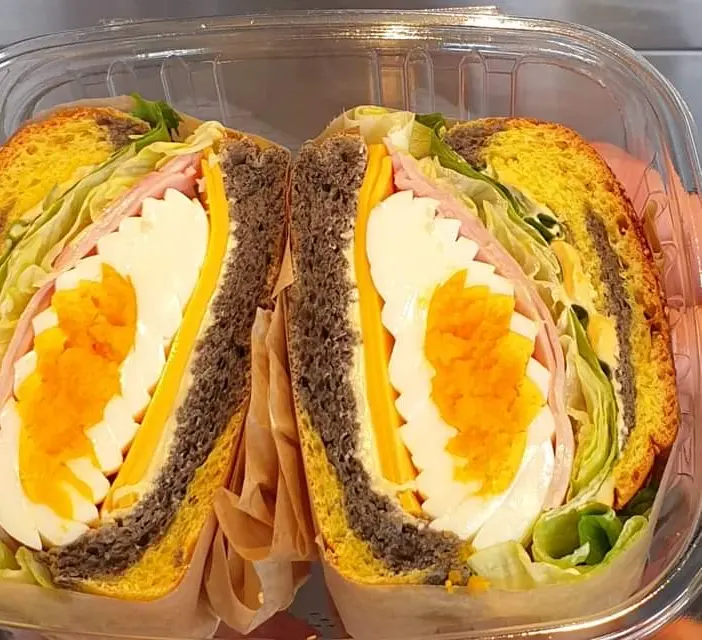 Black-turmeric sandwich